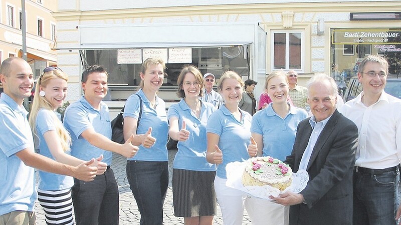 An seinem Geburtstag besuchte Erwin Huber den Infostand der CSU in Geisenhausen. Auch das Schwungteam hatte sich diesen Termin extra freigehalten und war zur Unterstützung gekommen, um dem Geburtstagskind zu gratulieren.
