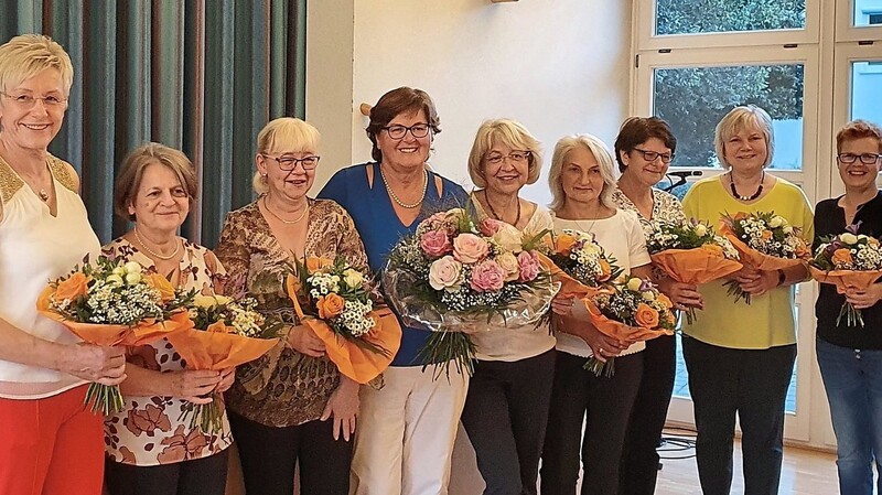 Einen Blumenstrauß erhielten (v.l.): Manuela Krenn, Christa Hölzl, Ute Schurig, Rosi Grumm, Marianne Hirsch (Verwaltung), Anja Schaller, Marianne Mayer (Hauswirtschaft), Gabi Franz und Karin Ecker.
