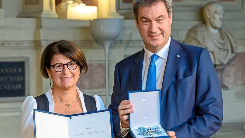 Aus den Händen von Ministerpräsident Markus Söder erhielt Rita Blümel den Bayerischen Verdienstorden.