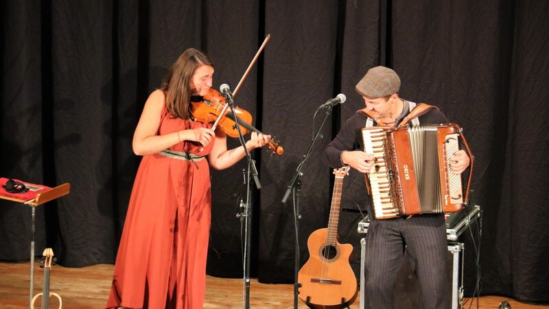 Finnie Melchior und Hansi Zeller auf der Bühne in Viechtach.