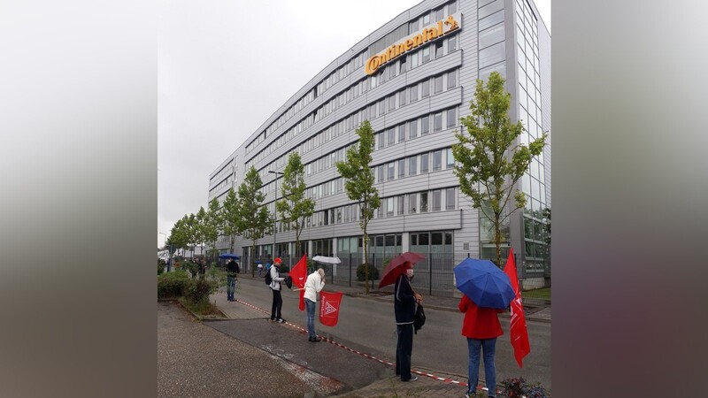 Eine Menschenkette in Zeiten von Corona: Etwa 400 Menschen protestierten am Mittwoch vor dem Continental-Gelände in Regensburg gegen den geplanten Stellenabbau.