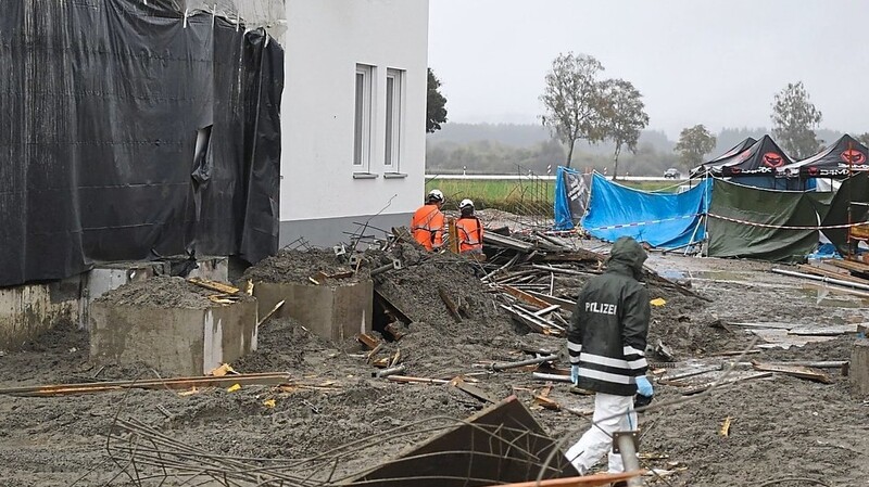 Polizeibeamte untersuchen die Baustelle, die vier Arbeiter das Leben kostete.
