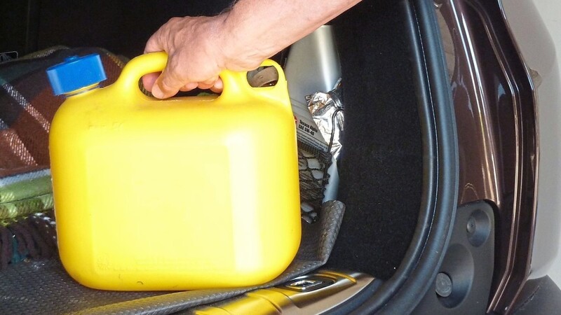An mehreren Tankstellen in der Region haben die Angeklagten Benzin gestohlen.