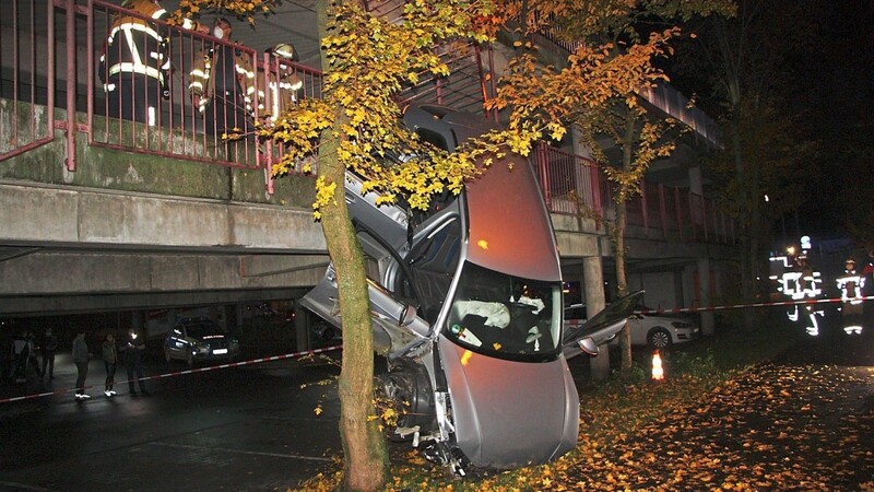 Spektakulärer Unfall am Chamer Parkdeck.