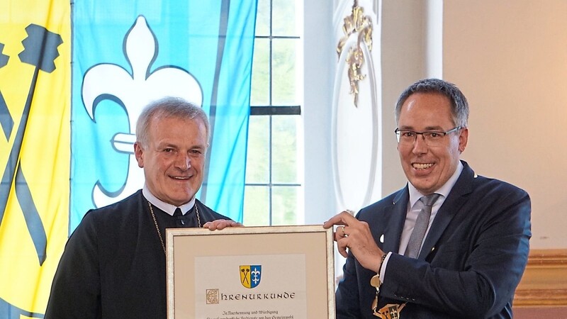 Bürgermeister Andreas Moser (r.) überreichte Abt Wolfgang M. Hagl OSB beim Festakt im Kloster die offizielle Ernennungsurkunde zum Ehrenbürger des Marktes Metten.
