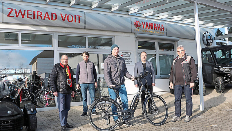 Dietmar Brunner und Thomas Kastner vom SVP freuen sich mit Gewinner Georg Denk (Mitte) ebenso wie Johannes Beck und Günther Voit (rechts) bei der Übergabe des E-Bikes am Freitag.