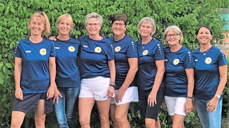 Die Meistermannschaft der Damen 50 besteht aus Helena Caniparoli (von links), Insa Komann, Ricarda Ortkras, Sabine Heitzer, Petra Kindermann, Reinhilde Sturm und Heike Willimayer-Zahner.