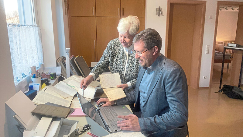 Vorsitzender Ulrich Schultes und seine Mutter Karin blicken nachdenklich auf die vielen Erfolgsgeschichten des Stenovereins zurück, der jetzt aufgelöst wurde.