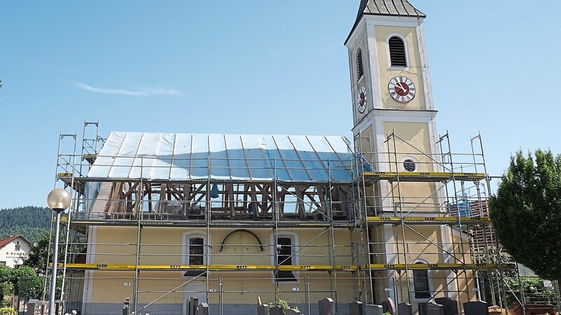 Verschiedene Schäden an der Fassade, Dachkonstruktion und am Kirchturm der Filialkirche in Demling ziehen eine aufwendige Renovierung nach sich.