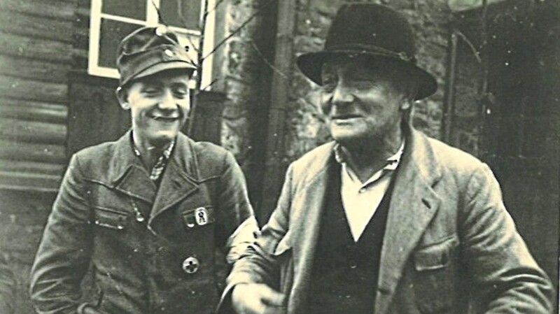Ein Foto, das Rätsel aufgibt: Der junge Bergwachtmann in Uniform ist der Vater von Stadtrat Oskar Mühlbauer. Wer aber ist der alte Mann mit dem Hut?