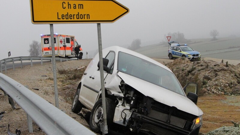 VW Caddy auf Abwegen: Mit leichten Verletzungen wurde der Fahrer mit dem Sanka ins Krankenhaus gebracht.