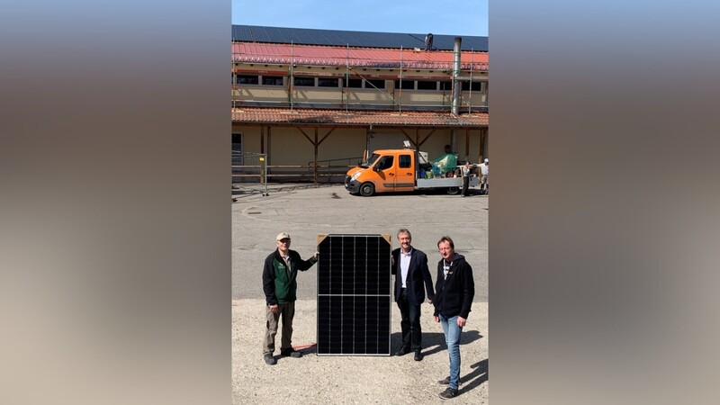 Rund 63 Prozent des benötigten Stroms des Schulzentrums wird in Zukunft über Sonnenenergie produziert: (von links) Georg Lidl von der Firma Terra-Dukt, Bürgermeister Herbert Blascheck und Bauamtsleiter Stefan Krausenecker.
