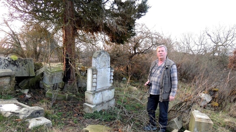 Hans-Jürgen Kugler war für seine Recherchen mehrmals auf dem Gelände des Truppenübungsplatzes und auf dem historischen Friedhof in Pappenberg unterwegs.