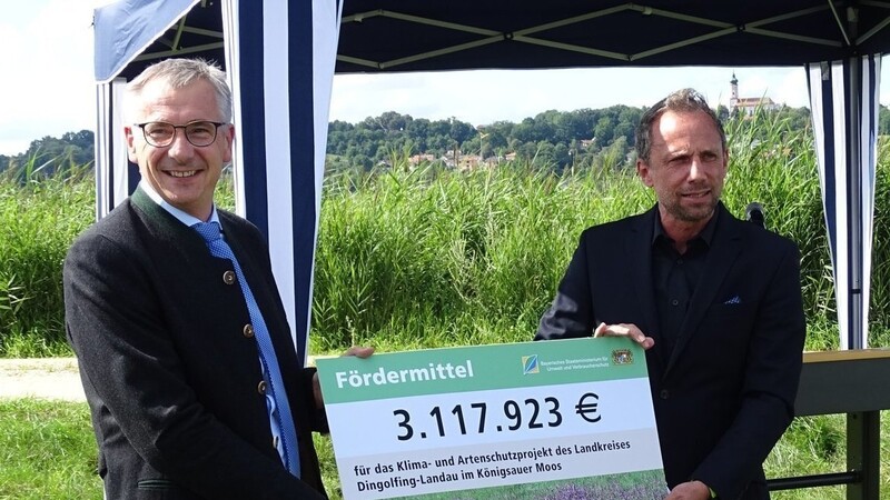Umweltminister Thorsten Glauber übergab den Förderbescheid an Landrat Werner Bumeder.