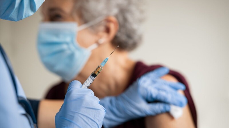 Nach drei Wochen ist es soweit: Die zweite "Impfrunde" vervollständigt die Schutzwirkung des Vakzins.