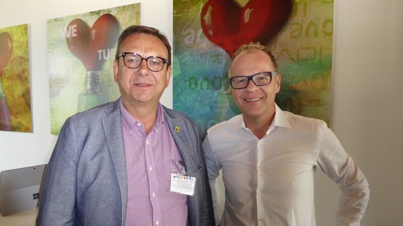 Viechtachs Bürgermeister Franz Wittmann und Linhardt-Geschäftsführer Johannes Schick unterstreichen die gute Kooperation beim Viechtacher Bürgerfest.