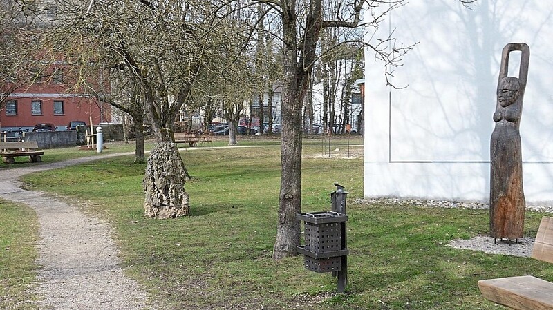 Die Anlage am Zehentstadel ist durch die 2020 aufgestellten Objekte zum Skulpturenpark geworden.