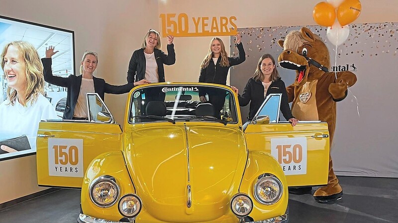 Bei der Fotoaktion konnten sich die Regensburger Mitarbeiter mit einem Continental-gelben VW Käfer und dem Maskottchen Conny fotografieren lassen.