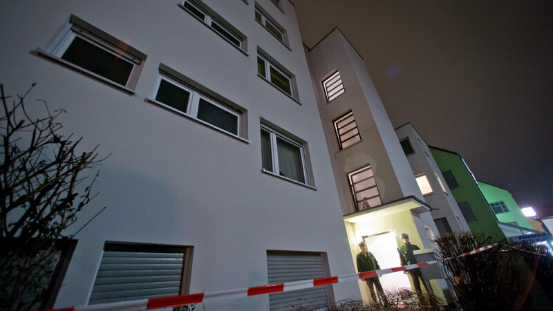In einem Wohnhaus sind zwei Männer gestorben und einer wurde schwer verletzt. (Foto: Daniel Karmann, dpa)