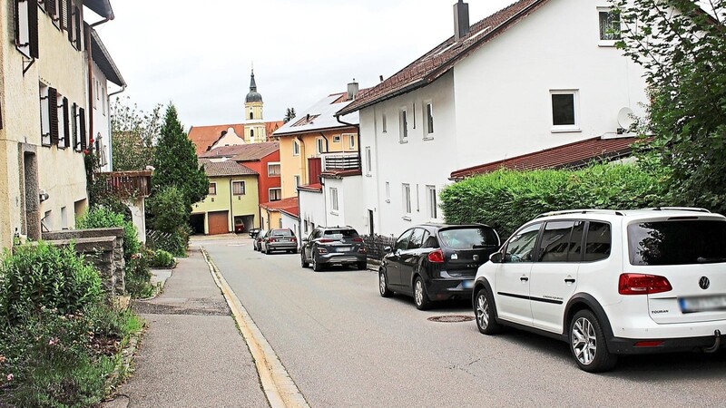 Durch die parkenden Autos am Straßenrand ist die Flurstraße meist nur einspurig befahrbar - ein generelles Parkverbot soll das ändern.