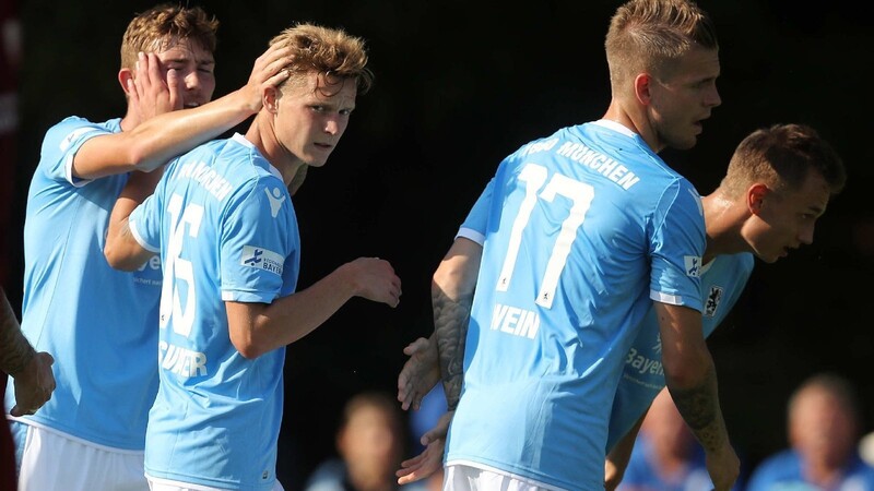 In ihren neuen Trikots haben sich die Münchner "Löwen" in Bodenmais beim Test gegen den SV Heimstetten präsentiert.