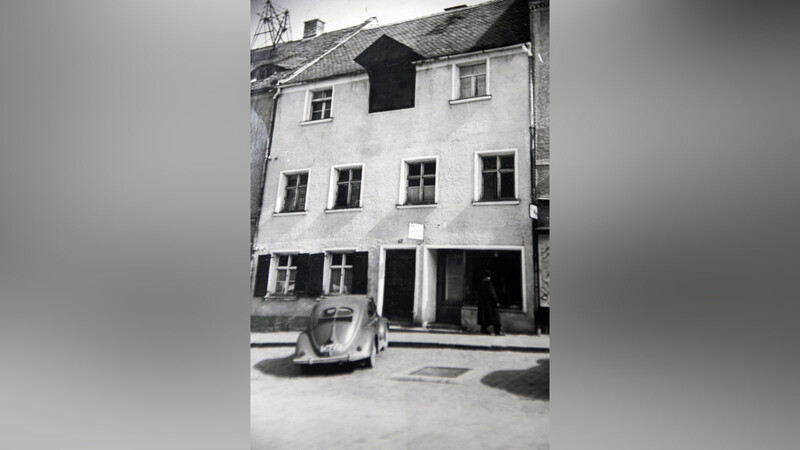 So sah es in den 50er-Jahren in der Landauer Altstadt aus. Das Bild zeigt die ehemalige Bäckerei Weinzierl mit einem Mehlaufzug.