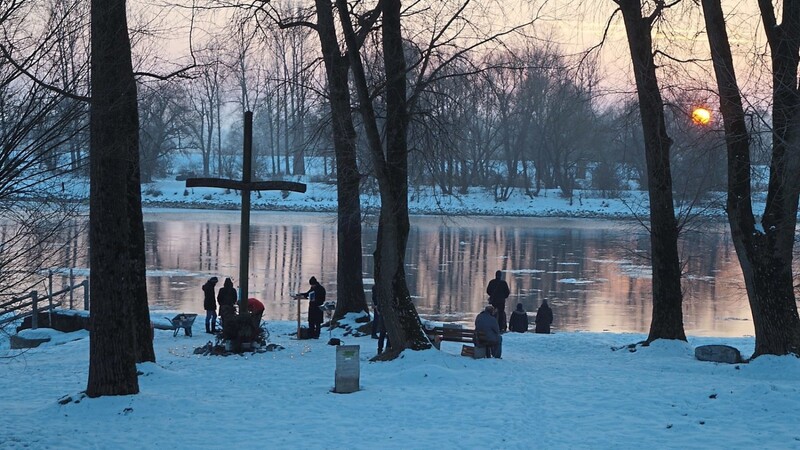 Seit mehr als 25 Jahren versammeln sich die Gläubigen im Januar zur Donausegnung am Niederalteicher Flussufer.