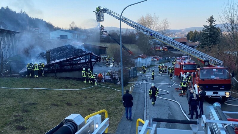 Die Drehleitern aus Bad Kötzting und Viechtach waren in die Brandbekämpfung eingebunden.