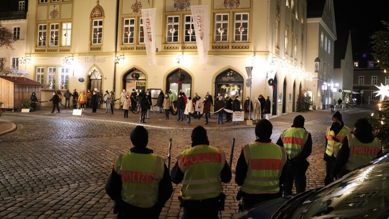 Die Polizei überwachte die genehmigte Demonstration vor dem Moosburger Rathaus ebenso wie den nicht angemeldeten "Spaziergang" mit gut 200 Bürgern.