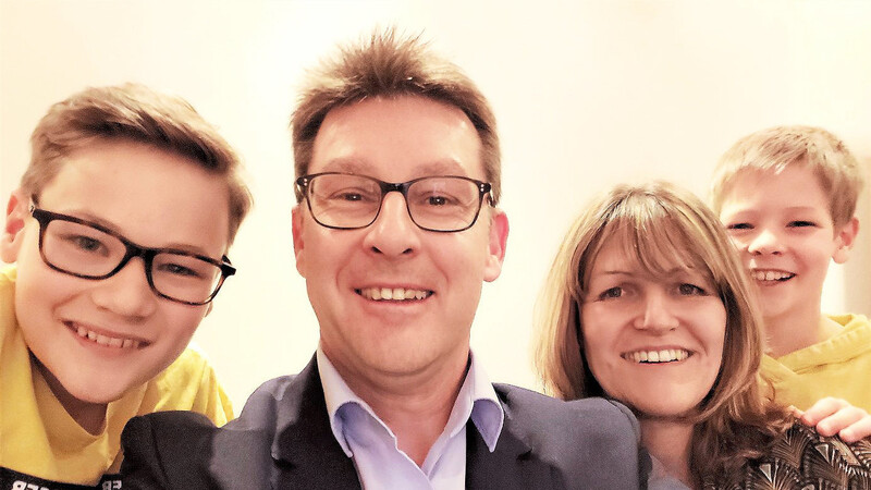 Der künftige Bürgermeister Helmut Fichtner hat noch in der Wahlnacht ein Selfie mit seiner Frau Christine und den beiden Söhnen gemacht.