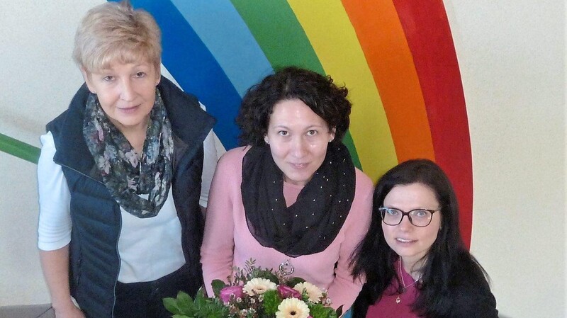 Die beiden Schulleiterinnen Claudia Urban (rechts) und Elfriede Ludwig hießen die neue Sekretärin Karin Weber mit einem Blumenstrauß willkommen.