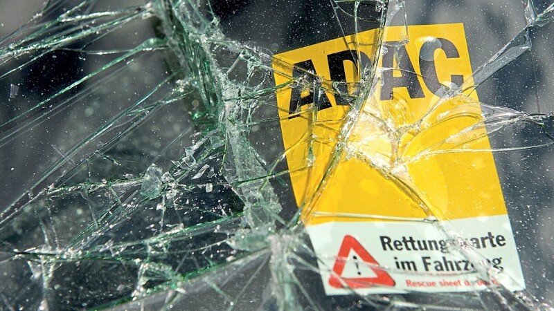 Eine Rettungskarte im Auto liefert Rettungskräften wichtige Hinweise nach einem Unfall.