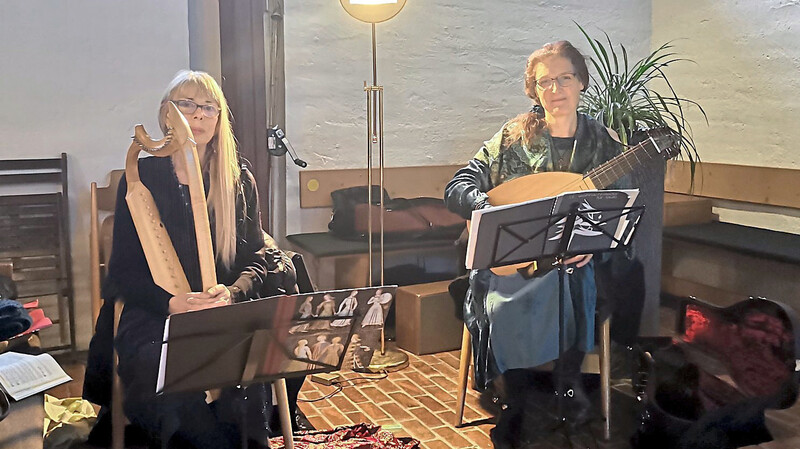 Mit Laute, Harfe, Flöte und Gesang trugen Kornelia Arnold (rechts) und Fiorella Pratelli zum Adventsgottesdienst in der evangelischen Kreuzkirche bei.