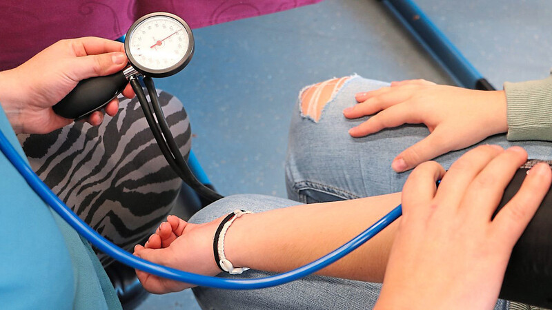 Blutdruckmessen gehört zu der Ausbildung als Pflegefachmann dazu.