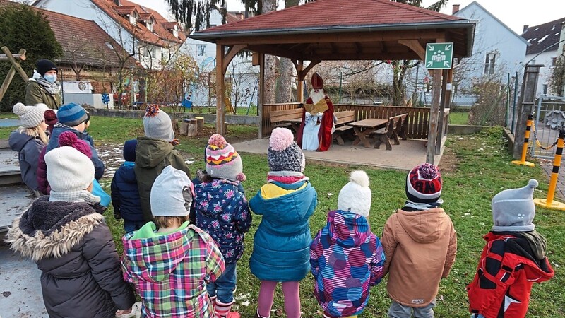 Im Garten des Mainburger Kinderhorts empfing der heilige Nikolaus die Kleinen in gebührendem Abstand.