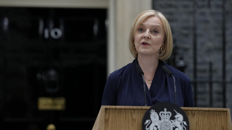 Liz Truss, neue Premierministerin von Großbritannien, hält eine Rede vor der Downing Street.
