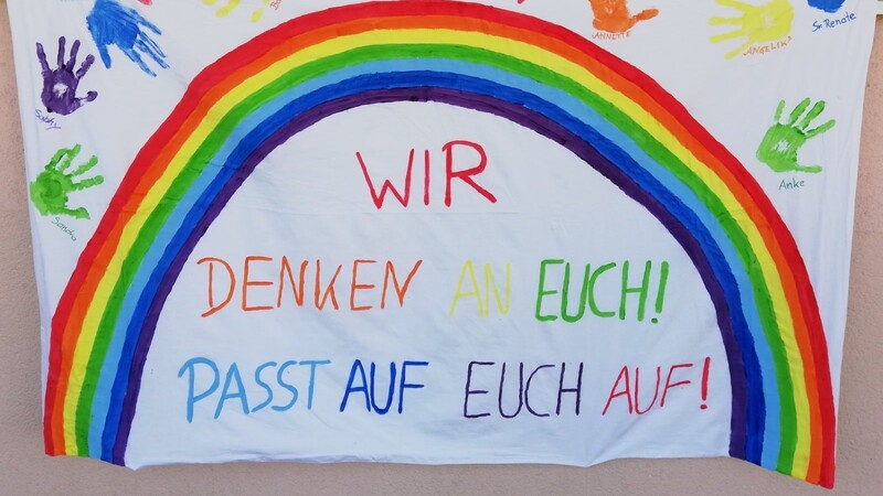 Ein Regenbogenplakat am Kindergarten St. Kastulus.