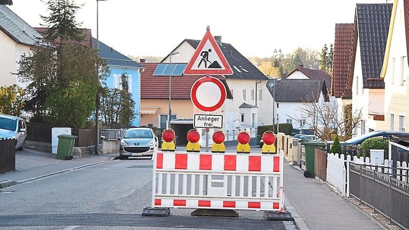 Die Seyboldsdorfer Straße (LA 2) in Vilsbiburg ist seit Dienstag ab dem Kreisverkehr am Burger Feld wegen Sanierungsarbeiten gesperrt.