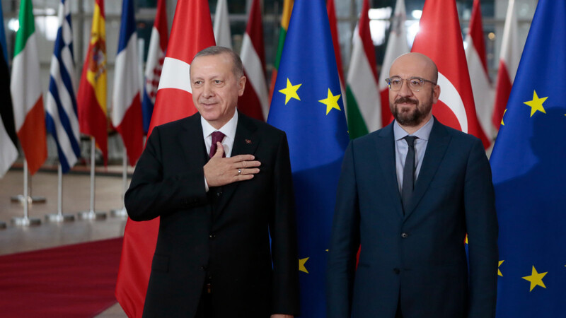 Recep Tayyip Erdogan (l.) wird in Brüssel von EU-Ratspräsident Charles Michel empfangen.