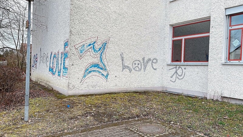 Der Schriftzug "LOVE" wurde mehrfach an die Fassade gesprüht.