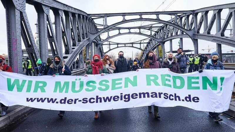 Auch in Regensburg gingen am Sonntag Teilnehmer des "Schweigemarschs" auf die Straße. (Symbolbild)