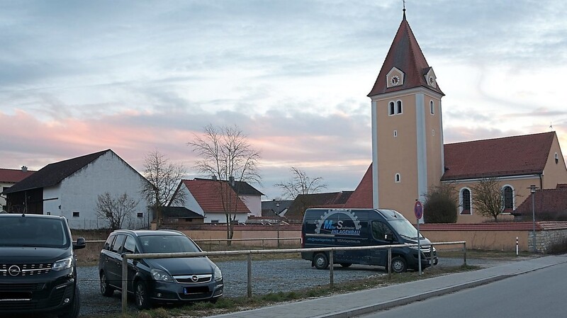 Auf einem Teil der freien Fläche neben der Kirche soll der Dorfladen entstehen.