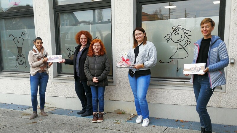 KFB-Vorsitzende Cornelia Neidl-Fisch überreichte an Gewinnerin Erika Köß und Tochter Pia die erste Ausgabe des Backbuches als Geschenk. Es gratulierten Katharina Iwankow und Gabriele Sager .