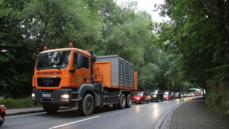 Auto reiht sich an an Auto an Lastwagen: Der Umleitungsverkehr nervt die Anwohner. (Foto: sp)