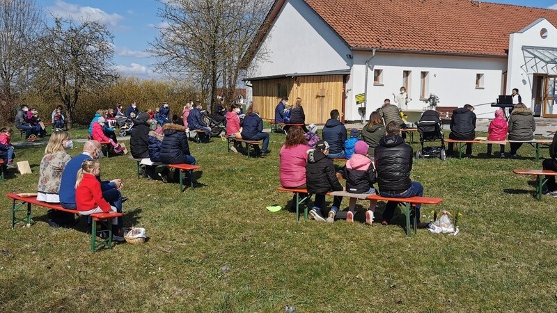 Rund 22 Familien waren es am Ostersonntag bei der Kinderkirche im Pfarrgarten in Parkstetten.