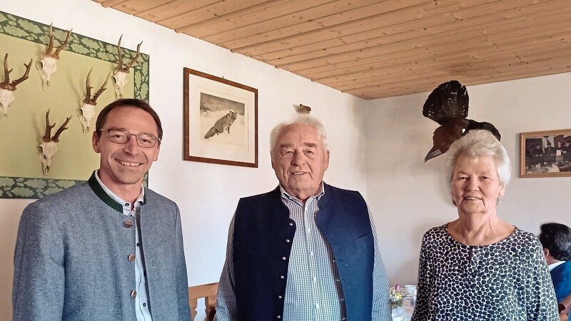 Ehrenbürger Josef Fuchs mit seiner Frau Elisabeth und Bürgermeister Werner Klanikow.