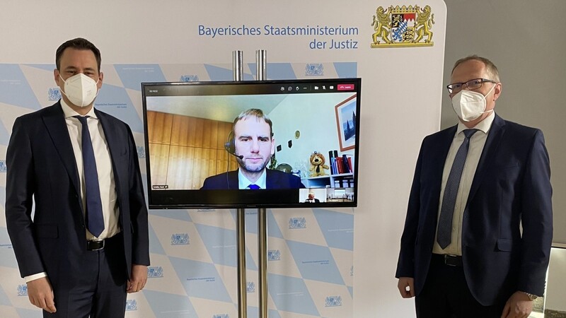 Der Traunsteiner Oberstaatsanwalt Martin Freudling (r.) zusammen mit Justizminister Georg Eisenreich (l.); der Weidener Oberstaatsanwalt Christian Härtl war per Video zugeschaltet.