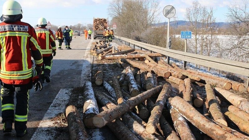 Ein Holztransporter hat am Freitag bei der Auffahrt auf die A3 bei Hengersberg diese Baumstämme verloren. Dadurch kam es zu erheblichen Verkehrsbehinderungen auf der Autobahn.