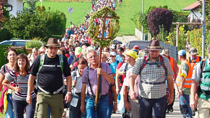 Etwa 1 500 Wallfahrer schlängeln sich in einem langen Zug von 4. bis 6. Oktober von Wolnzach nach Altötting.