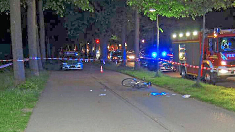 Ein Foto aus der Tatnacht: Auf dem Radweg liegt noch das Fahrrad von Domenico Lorusso. Der Tatort ist zur Spurensicherung abgesperrt.